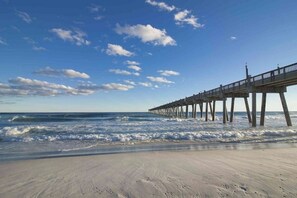 På stranden, liggestole, badehåndklæder