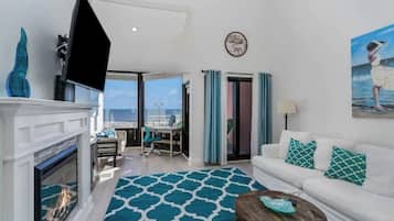 Smart TV, chimenea y monitor de computadora