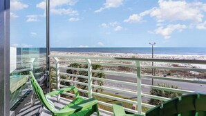 Un balcon avec vue sur la plage et l’océan.