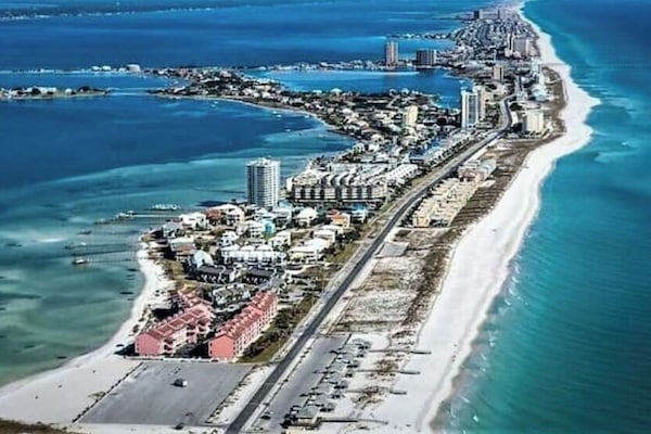 En la playa, sillas reclinables de playa, toallas de playa