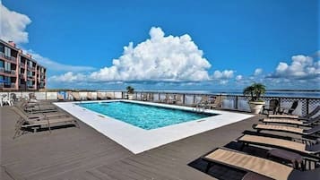 Alberca al aire libre y alberca climatizada