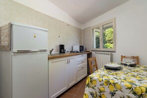 Refrigerador con freezer, microondas, placa de cocina, cafetera expreso