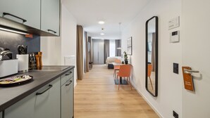 Suite with balcony | 私人廚房 | 義式濃縮咖啡機、電冰箱、微波爐、爐台