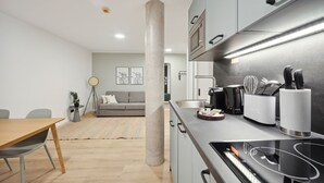 Suite with sofa bed | 私人廚房 | 義式濃縮咖啡機、電冰箱、微波爐、爐台