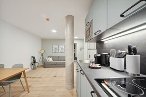 Refrigerador, microondas, placa de cocina, cafetera expreso