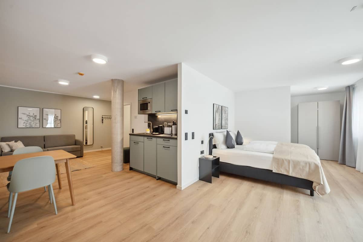 Suite with sofa bed | 1 間臥室、獨特裝潢、布置獨特、書桌
