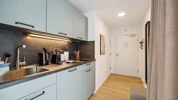 Suite with balcony | Cocina privada | Frigorífico, microondas, placa de cocina y máquina de café espresso
