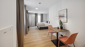 Suite with balcony | 起居區 | 平面電視