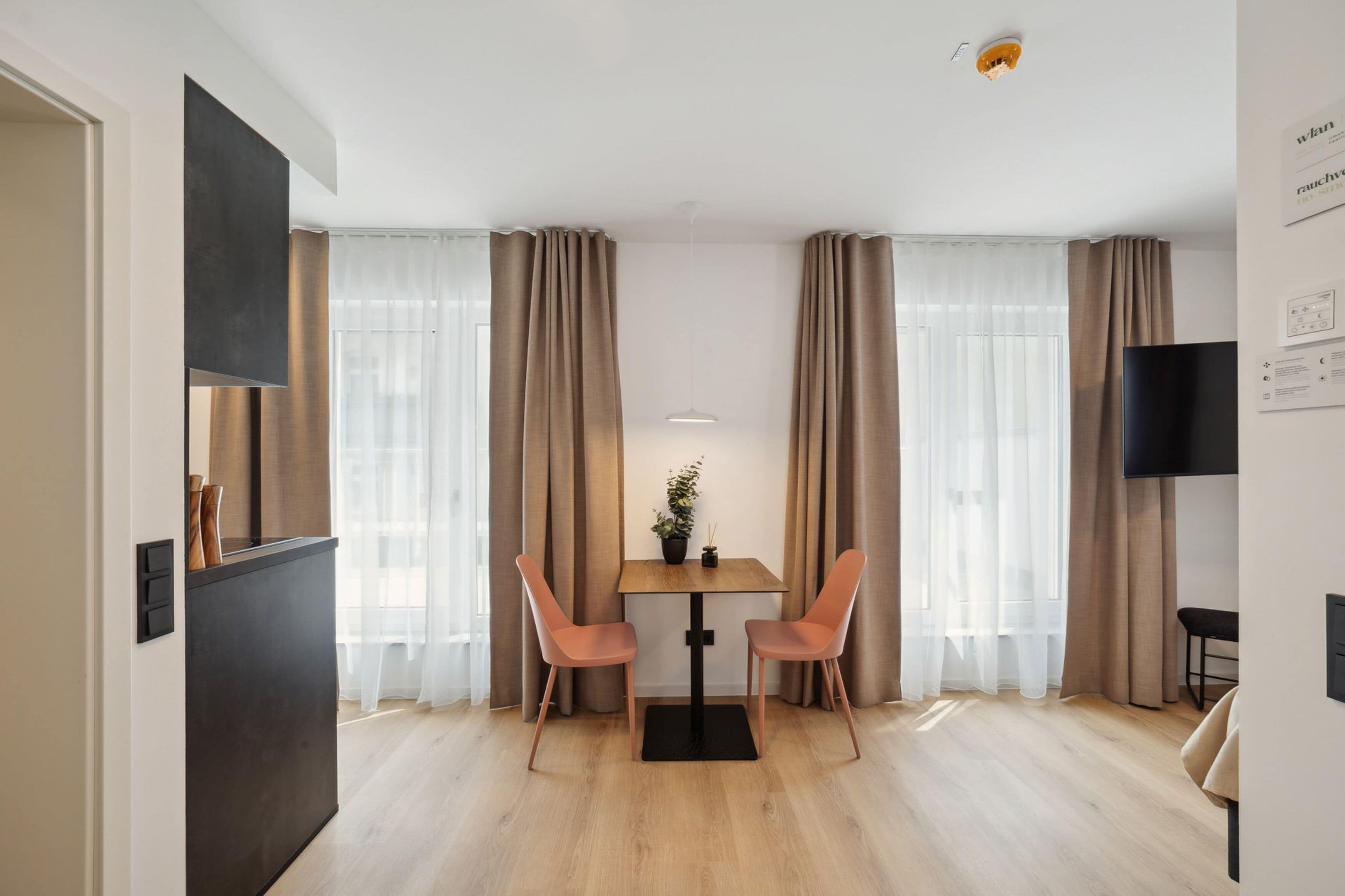 Suite with balcony | Woonruimte | Een flatscreentelevisie