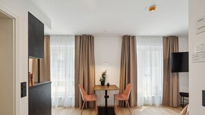 Suite with balcony | 起居區 | 平面電視