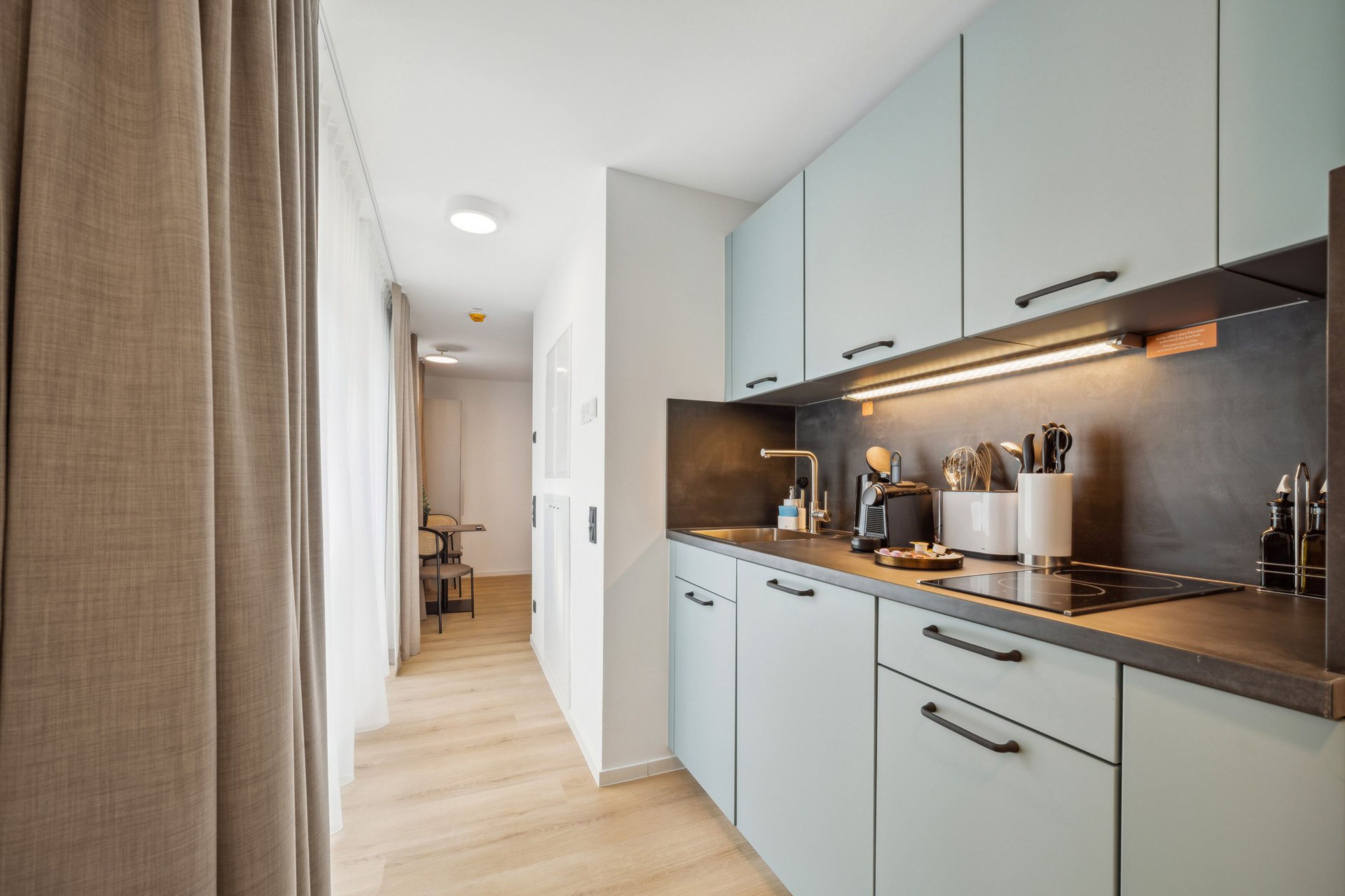 Suite with balcony | Privékeuken | Een koelkast, een magnetron, een kookplaat, een espressoapparaat