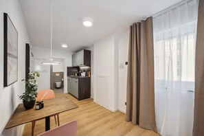 Suite with balcony | Living area | Flat-screen TV - Limehome Nuremberg Celtisplatz (Nuremberg)