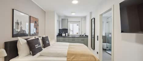 Single Suite | 1 bedroom, individually decorated, individually furnished, desk