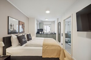 1 habitación, decoración personalizada, muebles diferentes y escritorio