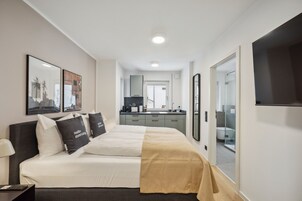 1 habitación, decoración personalizada, muebles diferentes y escritorio