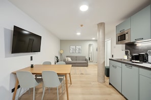 Suite with sofa bed | Private kitchen | Fridge, microwave, stovetop, espresso maker - Limehome Nuremberg Celtisplatz (Nuremberg)