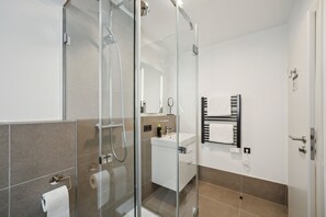 Single Suite | Bathroom