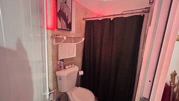 Regadera, toallas, jabón, shampoo