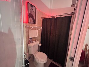 Regadera, toallas, jabón, shampoo 