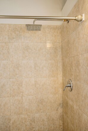 Regadera, toallas, jabón, shampoo 