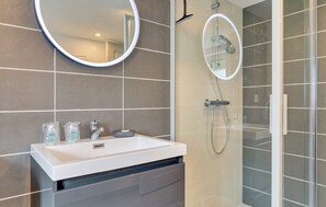 Bruser, gratis toiletartikler, hårtørrer