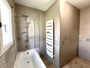 Banheira, secador de cabelo