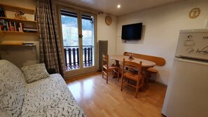 Una televisión, libros