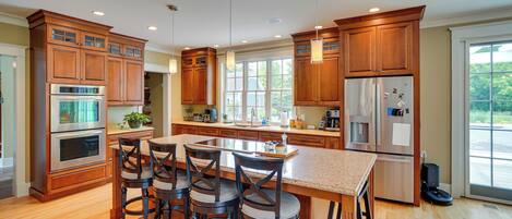 Microwave, stovetop, dishwasher, coffee/tea maker