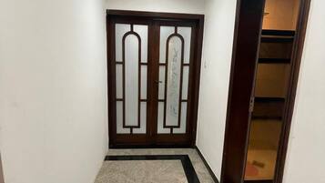 Een 43-inch smart-tv met digitale zenders