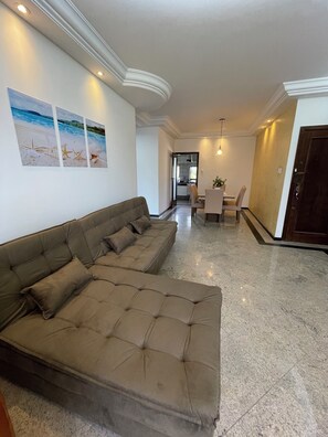 家庭公寓 | 起居区 | 43-英寸智能电视（配备数码频道）