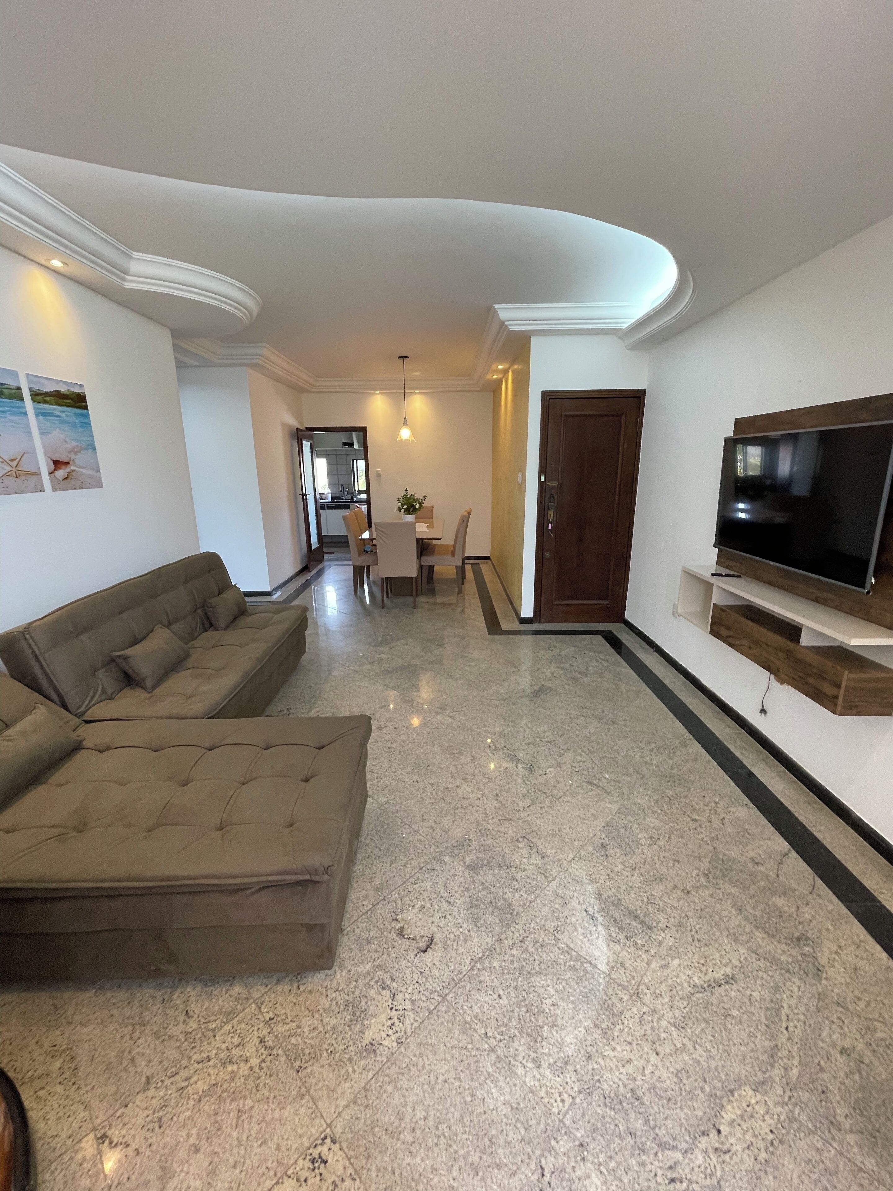 อพาร์ทเมนท์สำหรับครอบครัว | บริเวณนั่งเล่น | สมาร์ททีวี 43 นิ้ว พร้อมช่องดิจิตอล