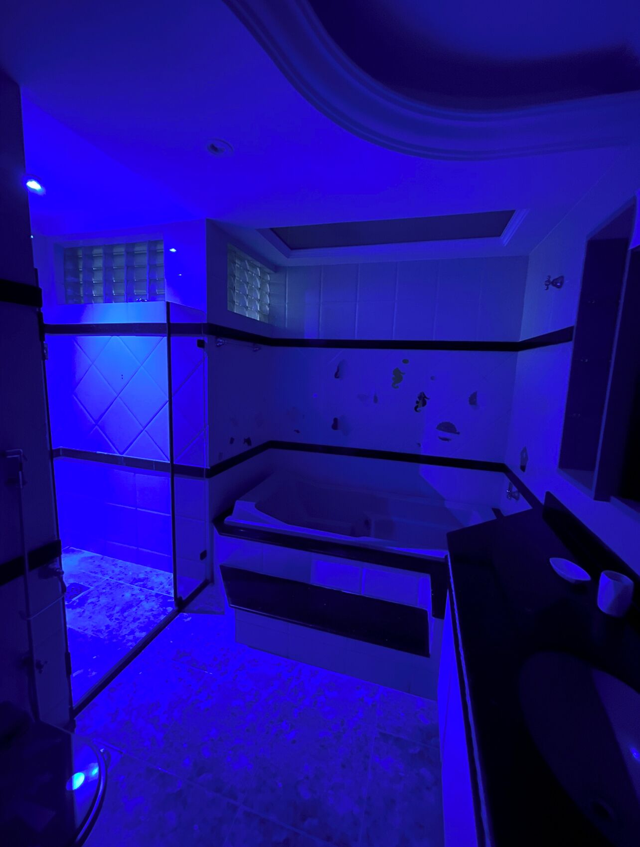 Un baño moderno con bañera, cabina de ducha de vidrio y tocador con lavabo.