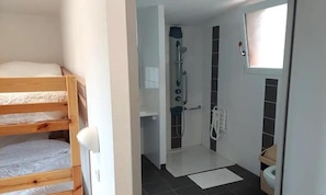 Een douche, handdoeken