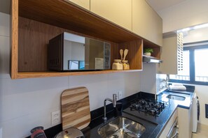 Apartment | Private kitchen | Fridge, microwave, cookware/dishes/utensils - Expand Pinheiros (São Paulo)