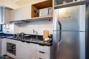 Apartamento básico | Cozinha privada | Geladeira, micro-ondas, talheres/pratos/utensílios de cozinha