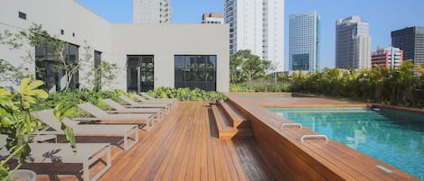 Una piscina al aire libre