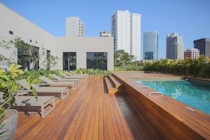 Una piscina al aire libre