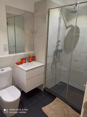 Dusche, Handtücher, Seife, Shampoo