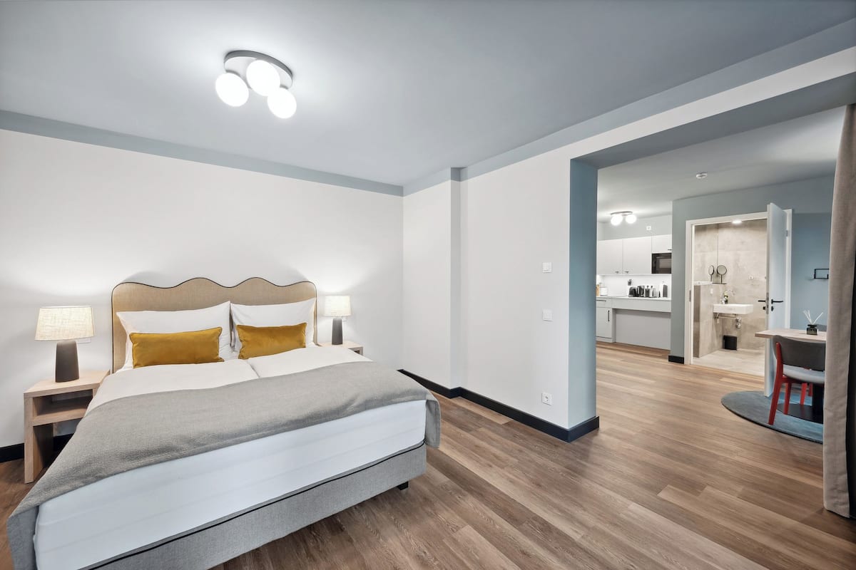 Wifi gratis, decoración personalizada y muebles diferentes