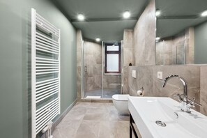 Suite Confort | Salle de bain | Articles de toilette gratuits, sèche-cheveux, serviettes fournies, savon