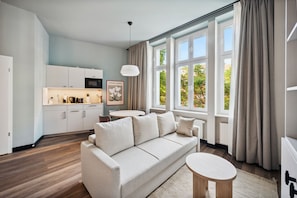 Comfort suite with sofa bed | Living area | TV - Limehome Berlin Stresemannstr (Berlin)