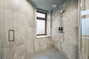 Comfort-suite | Badeværelse | Gratis toiletartikler, hårtørrer, håndklæder, Sæbe