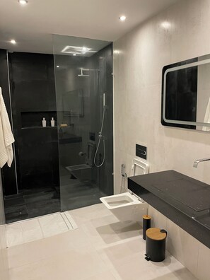 Hårtork, handdukar, tvål och schampo