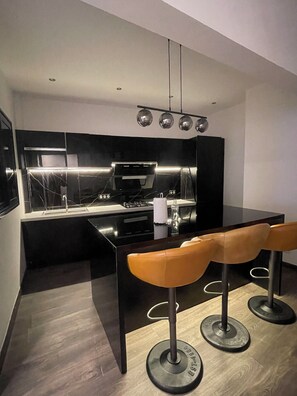 Kylskåp, mikrovågsugn, ugn och spishäll