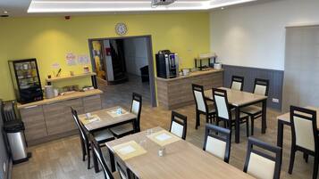 Se ofrece un desayuno bufé todos los días (13 EUR por persona)