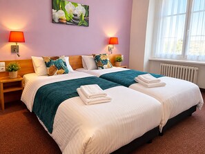 Comfort Twin Room | Desk, laptop workspace, WiFi (free) - LE 120 (La Chataigneraie)