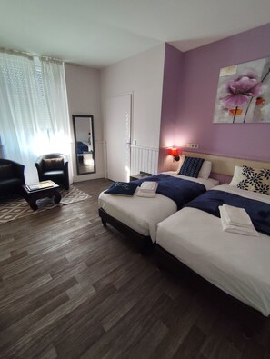 Bureau, espace de travail pour ordinateur portable, Wi-Fi gratuit