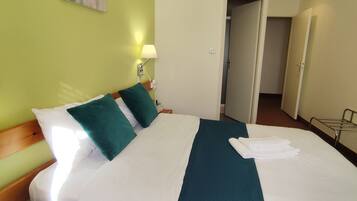 Escritorio, espacio para trabajar con un portátil, wifi gratis