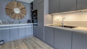 Coffee/tea maker, fridge, microwave, oven - Bright 50 m² in the centre of Sanary-sur-Mer. (Sanary-sur-Mer)