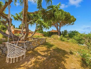 Property grounds - Spacious and secure villa with view (Roquebrune-sur-Argens)